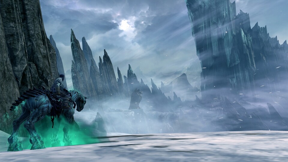 Die weite Fantasy-Welt von Darksiders 2 könnt ihr auf eurem eigenen untoten Pferd erkunden.