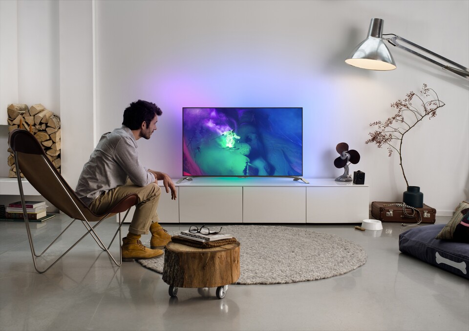 Die hinterm Fernseher angebrachte LED-Beleuchtung vieler TV-Geräte soll die Stimmung von Medien unterstützen.