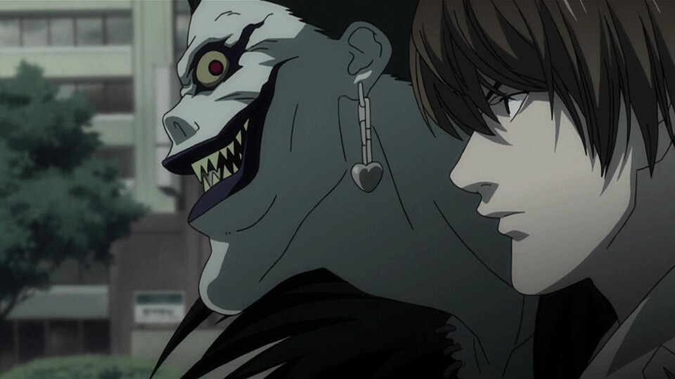 Der Todesgott Ryuk hat Spaß daran, Light dabei zuzusehen, was er mit dem Death Note anstellt.