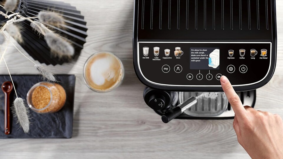 Entspannt genießen: Automatische Reinigungsfunktionen und spülmaschinenfeste Teile machen die Pflege der Magnifica Evo Next spielend einfach.