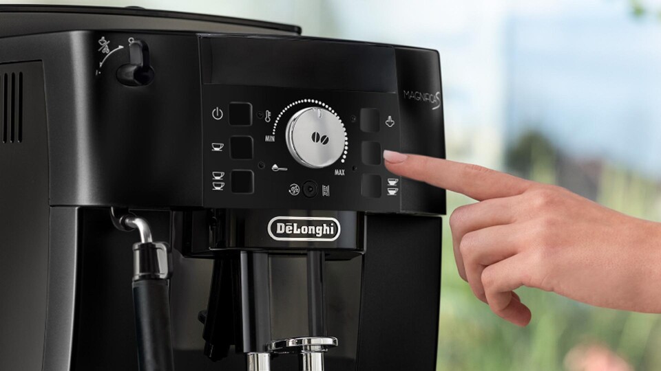 Kaffee auf Knopfdruck: Die Magnifica S mahlt die Bohnen frisch und bereitet euren Kaffee direkt danach zu.