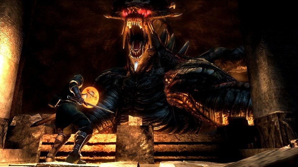 Der Dragon God aus Demon's Souls. Das erste Aufeinandertreffen mit dem Boss verläuft für den Spieler eher unschön. 