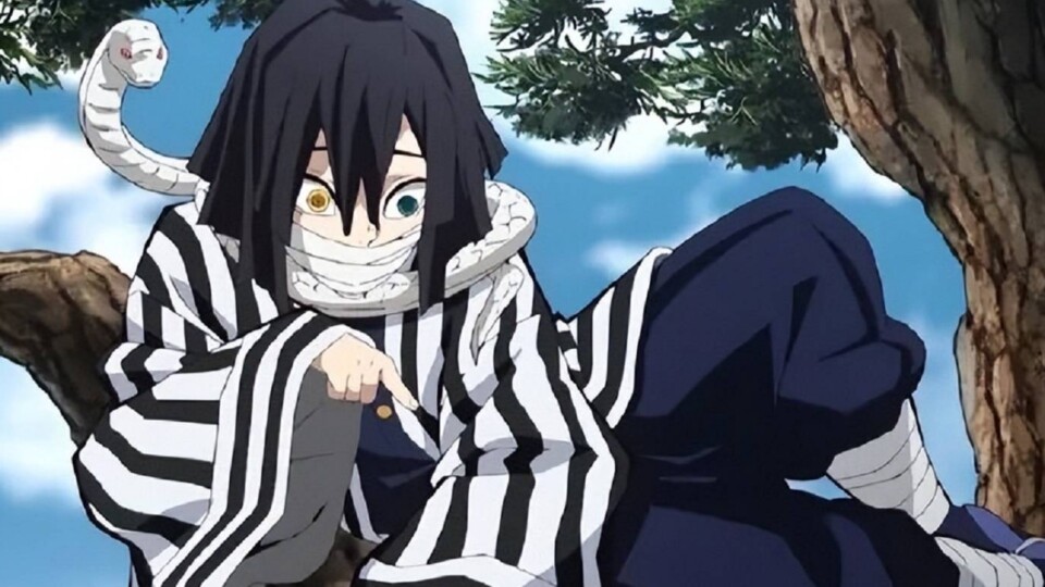 Obanais steht sein treuer Schlangengefährte Kaburamaru zur Seite. (© Koyoharu Gotouge, Shueisha Ufotable)