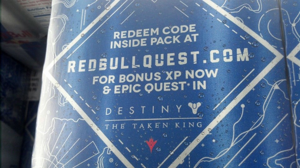 Auf dieser Red-Bull-Packung wird ein DLC namens »The Taken King« für Destiny beworben.