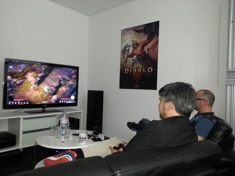 Wohnzimmer-Atmosphäre: Bei Activision Blizzard Deutschland spielen wir den Mehrspieler-Koop von Diablo 3 auf der PS3 an. Hier erst zu zweit, später in voller Besetzung zu viert.