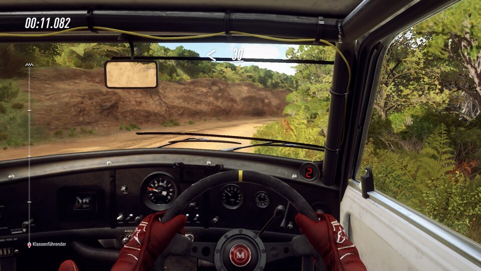Nur für Hartgesottene: Die Cockpit-Perspektive, in der ihr zwar die detailgetreuen Nachbildungen des Inneren der Rallyewagen bewundern dürft, die Übersicht aber eher flöten geht.