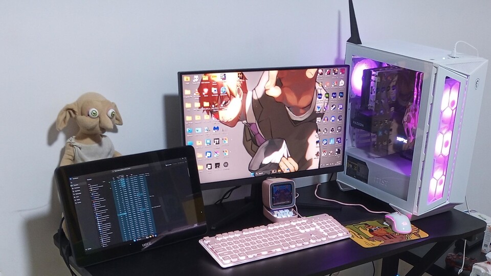 Das Kabelmanagement ist hier nicht zu erkennen, aber Dobby sieht alles! (Bild: Reddit.comuserNilesander)