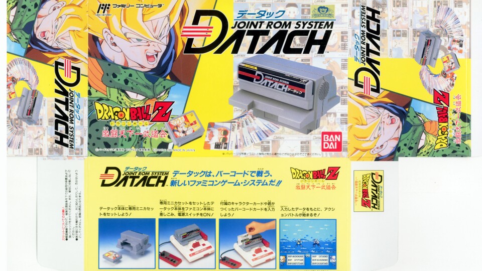 Verpackung von Dragon Ball Z: Gekito Tenkaichi Bodukai zeigt wie ihr den Adapter für die NES und der Famicom mit den Karten richtig nutzt. (© Bandai)