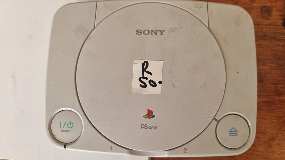 Diese dreckige PS1 gab es für richtig wenig Geld (Bild: reddit.comuserComfortable_Meal_115).