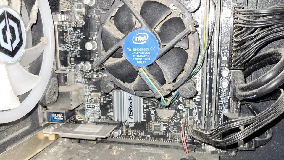 Bevor an diesem PC irgendetwas umgebaut wird, sollte er wohl erstmal sauber gemacht werden. (Bild: Reddit TheExtirpater)