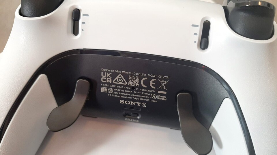 Auf der Rückseite hat der DualSense Edge Extra-Tasten in Paddle-Form und Schieberegler für die Trigger Stops.