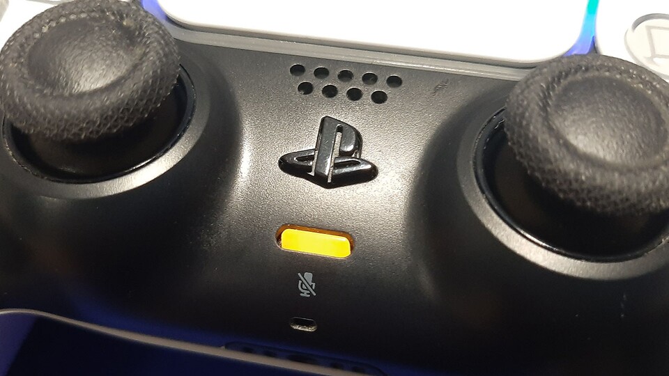 Der DualSense-Controller der PS5 hat auch eine Zusatztaste, um das eingebaute Mikrofon stummzuschalten, bei der Switch 2 könnte das ähnlich sein.