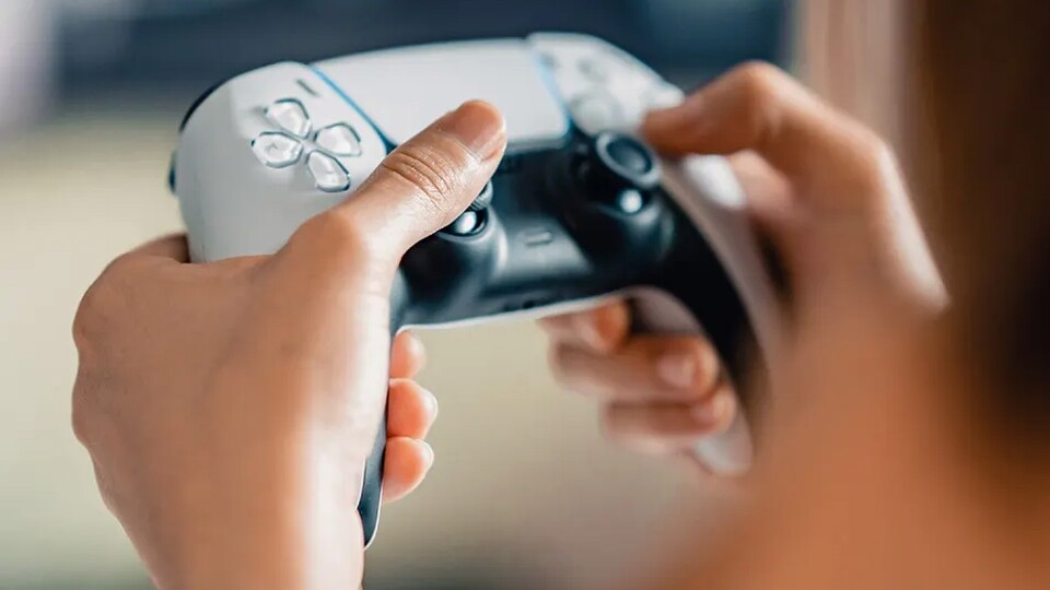 Dank der coolen DualSense-Controller wird das Gaming-Erlebnis noch immersiver!
