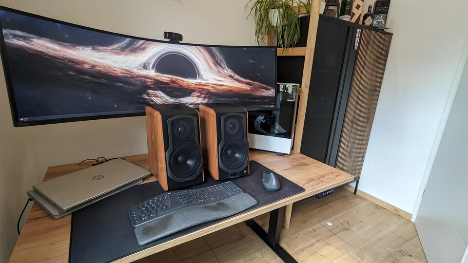Zum Vergleich: Das ist mein 49-Zoll-Monitor im Hintergrund. Die Edifier S1000 sind sehr groß und schwer - und das hört man!