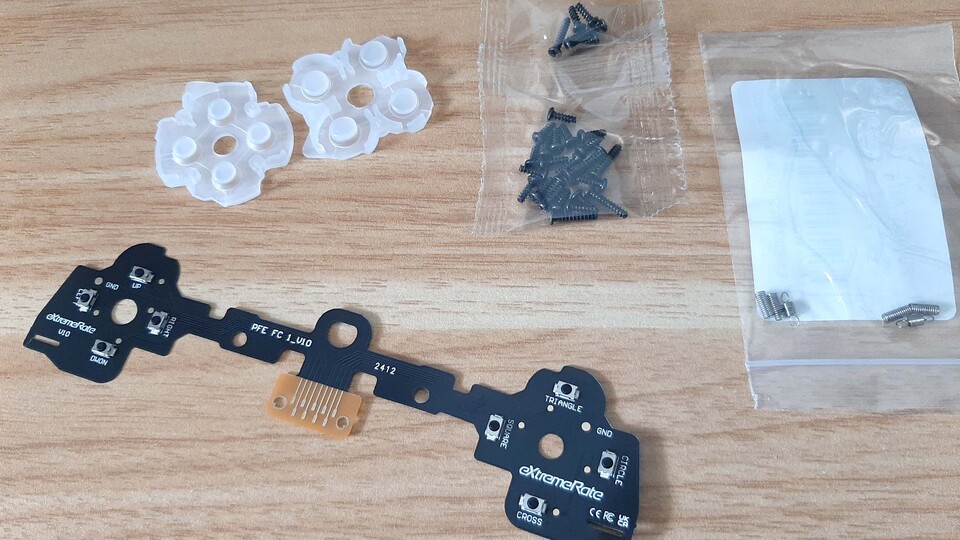 In dem Clicky-Kit liegen nicht nur Ersatzschrauben und Federn bei, da diese beim Modden schnell verloren gehen, sondern auch die höheren Membrane passend für die Micro-Switches.