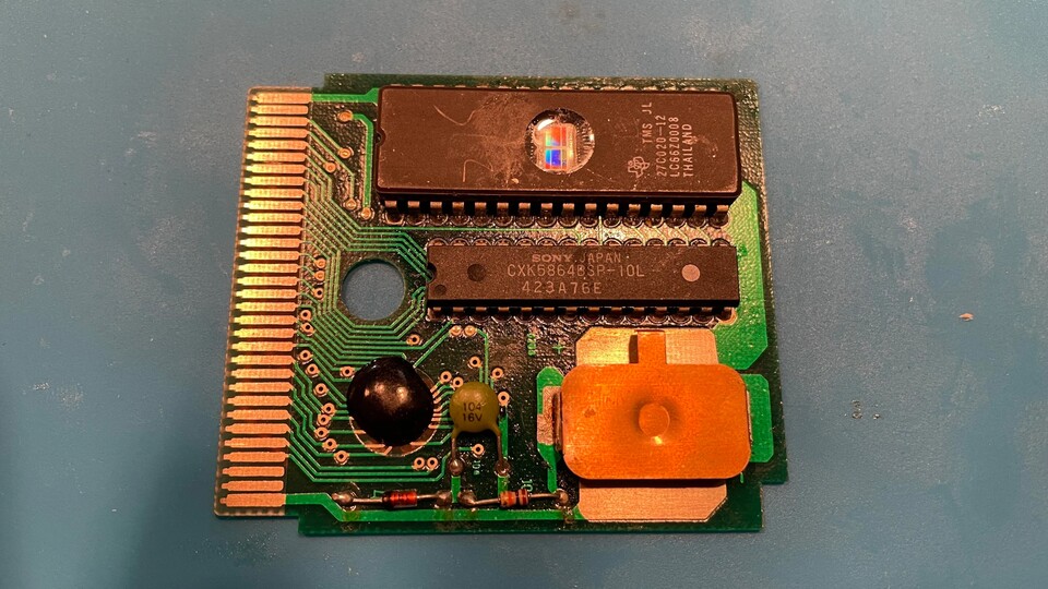 So sieht die gefälschte Game Boy-Cartridge von innen aus (Bild: reddit.comuserKesselrun_89).