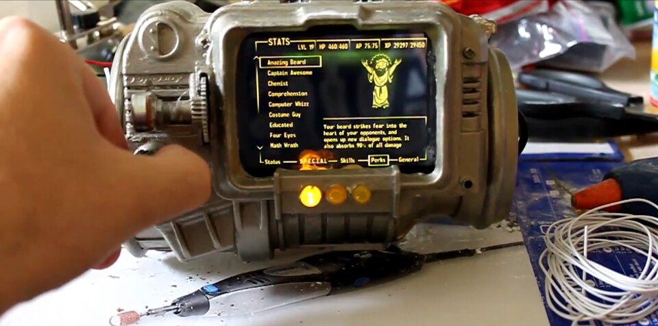 Auf dem Pip-Boy könnt ihr euch durch die Menüs von Fallout klicken.