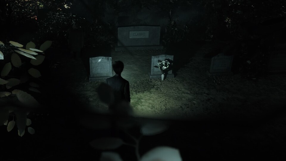Seht euch auf dem Friedhof in Ruhe um. Ihr findet nicht nur die Grabstätten der Familie Clarke, sondern auch ein Geheimnis unter einer Steinbank.