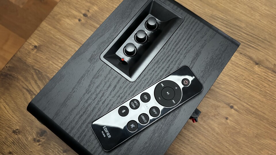 Einfach und intuitiv: Im Alltag lassen sich die Lautsprecher schnell zwischen verschiedenen Eingängen umschalten und ihr könnt das Klangprofil verändern.