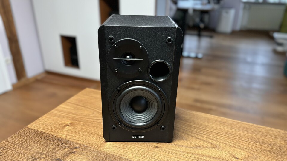 Ich mag die Optik ohne Abdeckung lieber, aber die passenden Boxengitter liegen natürlich im Lieferumfang bei.