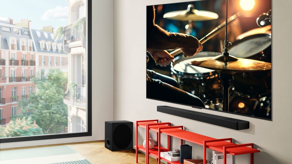 Der LG OLED C57 ist sehr flach und deshalb gut dafür geeignet, ihn an die Wand zu hängen. Selbstverständlich wird aber auch ein Standfuß mitgeliefert.