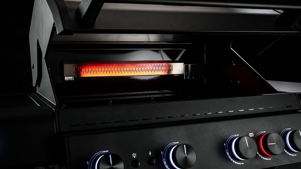 Der schicke Gasgrill ist dank Seiten- und Heckbrenner um Welten vielseitiger als ein Kohlegrill.