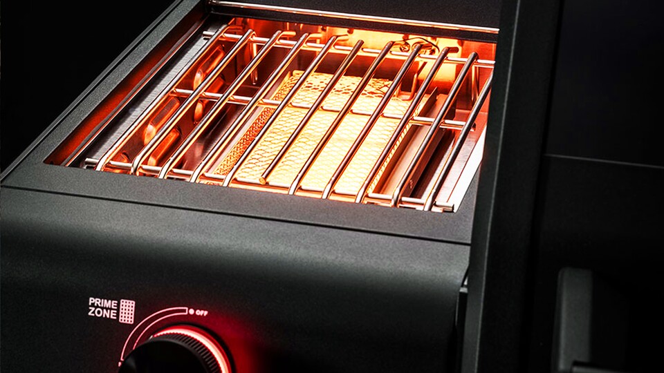 Was bei anderen Gasgrills Sizzlezone heißt, nennt Rösle beim ALLFLAME Hero 4 Primezone. Es ist ein 800°C heißer Keramikbrenner.