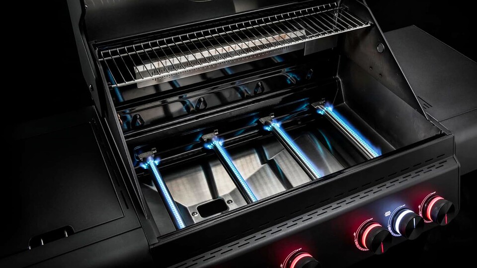 Der wunderschöne Gasgrill, ganz in Schwarz, ist in der ALLFLAME Hero 4-Variante mit vier Brennern ausgestattet.