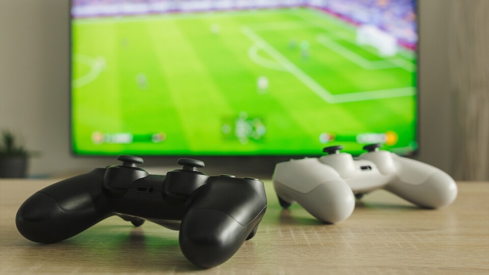 Konsolen-Gaming am TV ist nach wie vor extrem beliebt, aber der PC holt Xbox und PlayStation langsam auf. Bild: Adobe Stock