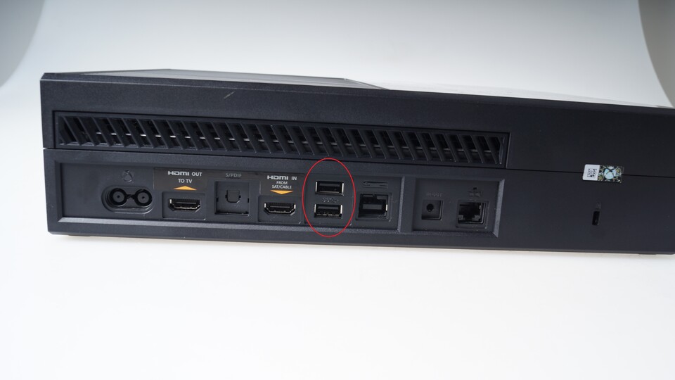 Im Gegensatz zur PS4 ist die Xbox One mit den schnellen USB-3.0-Ports ausgestattet. Insgesamt sind es drei: Einer seitliche und zwei auf der Rückseite (siehe Bild).