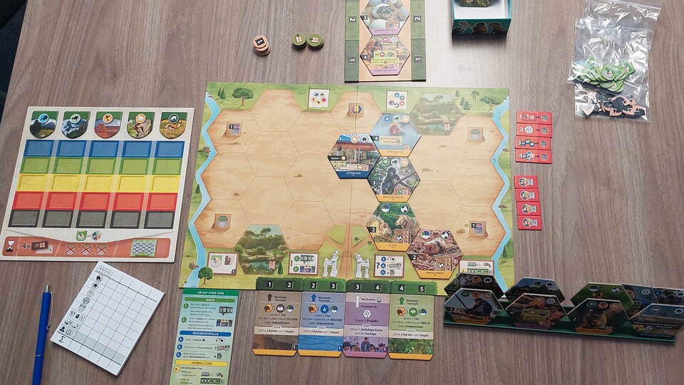 Neben den gelben Tierkarten gibt es auch Projekte und Gebäude, die euch verschiedene Boni bringen.