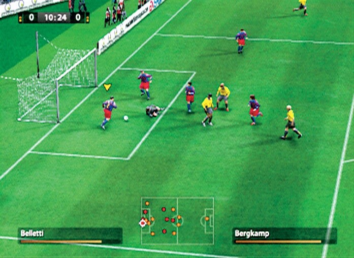 In letzter Sekunde kann der Spieler von Barcelona die brenzlige Situation klären. Fast hätte Arsenal-Oldie Bergkamp sein Tor geschossen. Screen: PS2