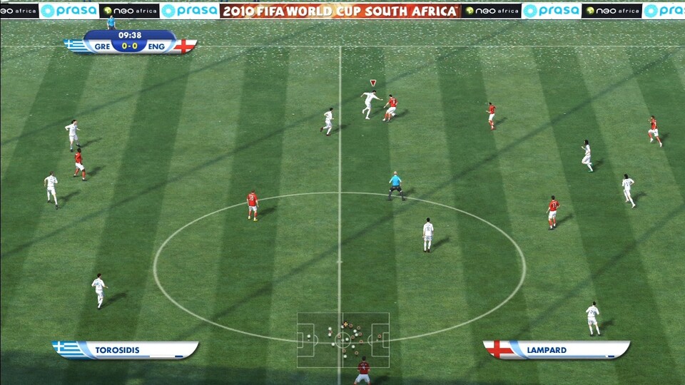 FIFA WM 2010: Die Animationen der Spieler können sich sehen lassen: Hier versucht Torosidis seinen Gegenspieler vom Ball weg zu drücken. 