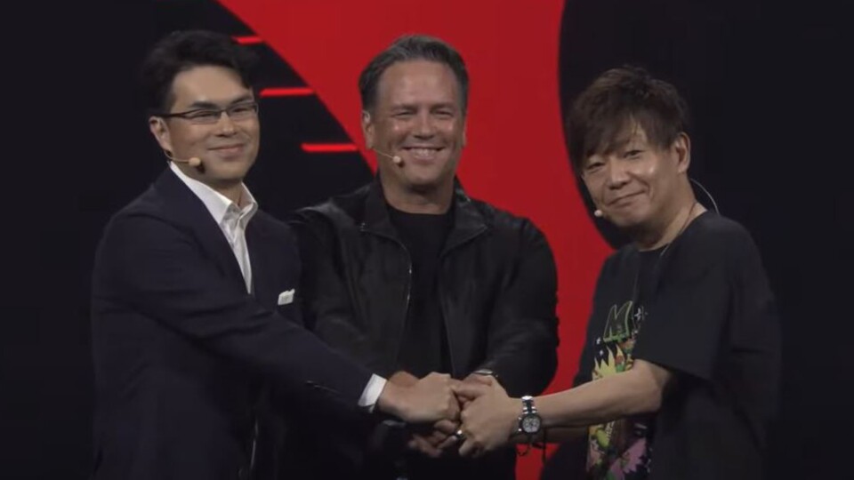 Ein Bild mit großer Strahlkraft. Phil Spencer auf der Bühne mit Yoshi-P und Square Enix-CEO Takashi Kiryu