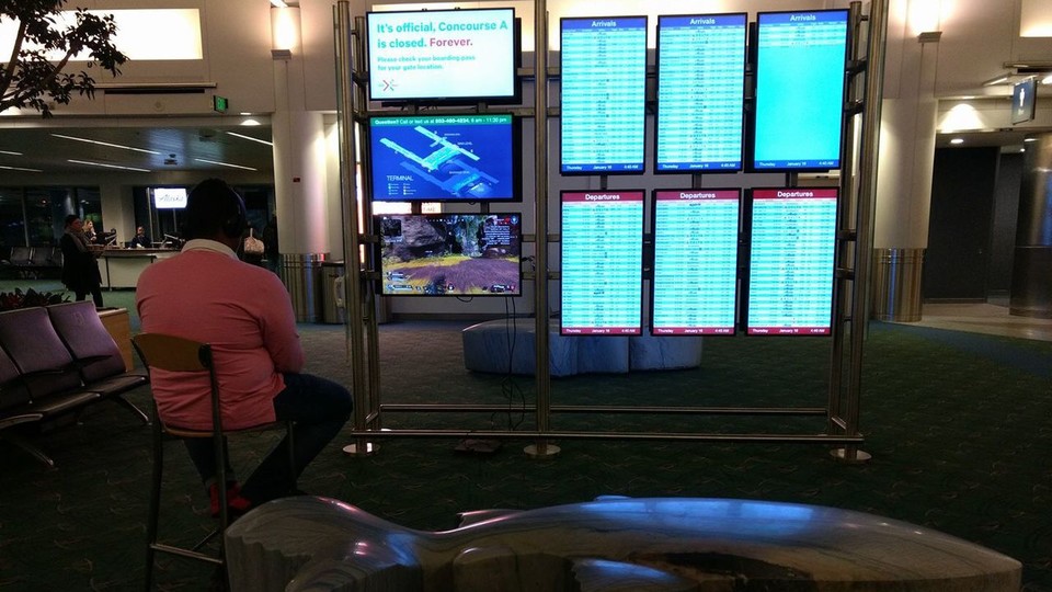 Nennen wir ihn den Flughafen-Zocker: Dieser Mensch hat seine PS4 am Flughafen angeschlossen und Apex Legends gezockt (Foto: The Oregonian)