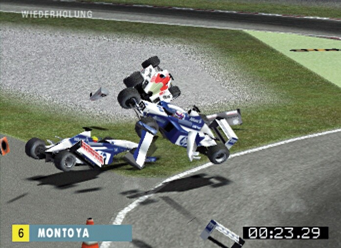 Die FIA-Inspekteure sind nicht ganz bei der Sache. Dieser Horror-Crash blieb ohne Folgen. (Screen: PLAYSTATION 2)