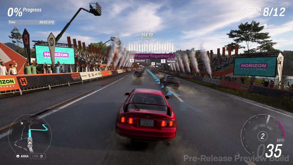 Grölende Massen, Festival-Stimmung. Am Grundton der Story ändert sich nichts.