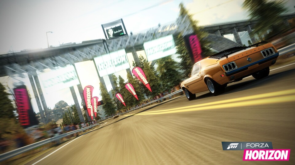 In Forza Horizon tritt man mit einem Mustang gegen ein Flugzeug an.