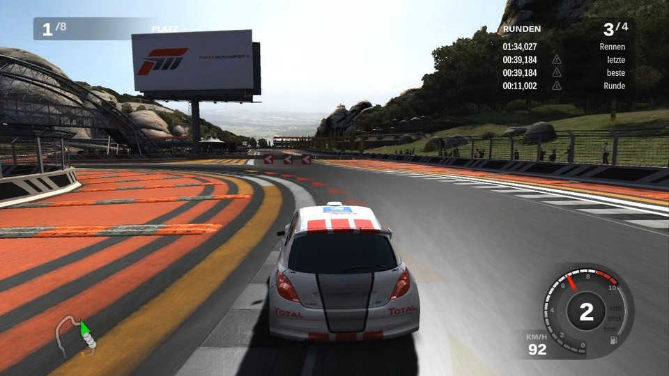 Forza Motorsport 3: Die Ideallinie zeigt euch auch die besten Bremspunkte an - hier ist der Peugeot noch zu schnell.