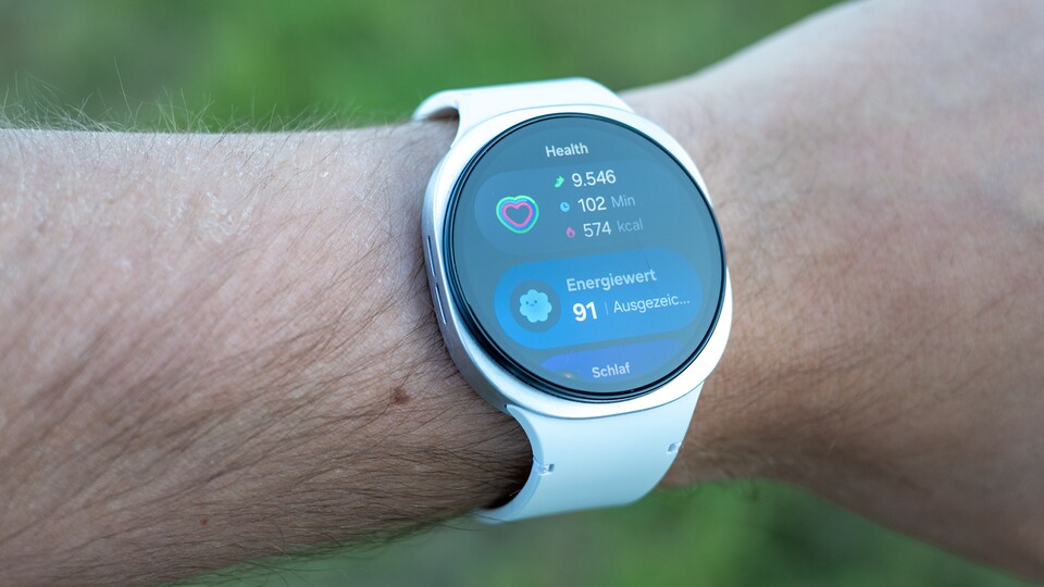 Die neue Squircle-Form ist gewöhnungsbedürftig, aber am Arm merkt man die Uhr wegen des geringen Gewichts kaum.