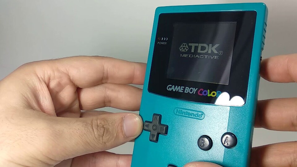 So in etwa hat mein Game Boy Color auch einmal ausgesehen. Minimal, ganz minimal dreckiger vielleicht. Mittlerweile ziert ihn ein transparent-lilanes Gehäuse. (Bildquelle: Sebo dos Games)