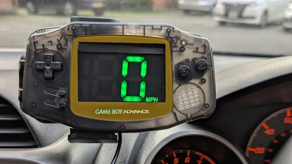 Mit Game Boy-Tacho fährt das Auto bestimmt direkt ein paar kmh schneller (Bild: reddit.comuseracciooo).