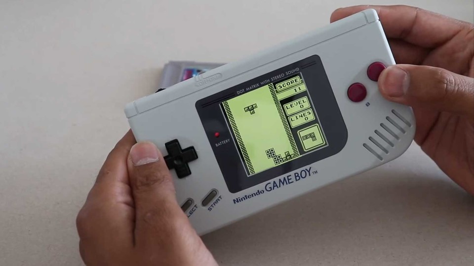 So sieht es aus, wenn man den klassischen Ur-Game Boy mit dem Game Boy Advance kombiniert.