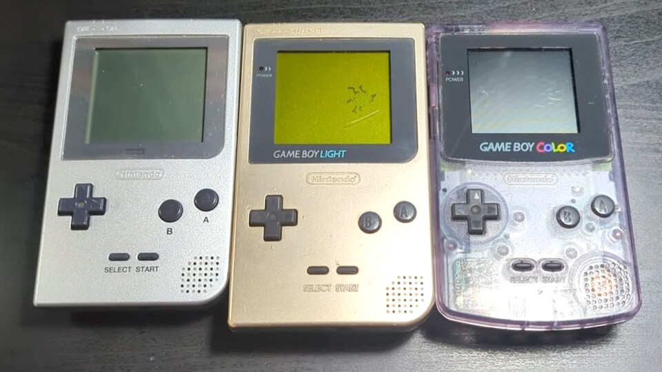 Der Game Boy Light war in etwa so klein wie der Game Boy Color, aber ein wenig größer als die Pocket-Edition. (Bildquelle: frokfrdk Youtube)
