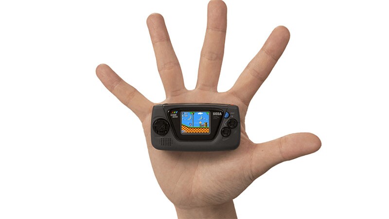 Der Game Gear Micro ist wirklich mini-mini-klein, aber irgendetwas scheint mit dieser Hand nicht zu stimmen...