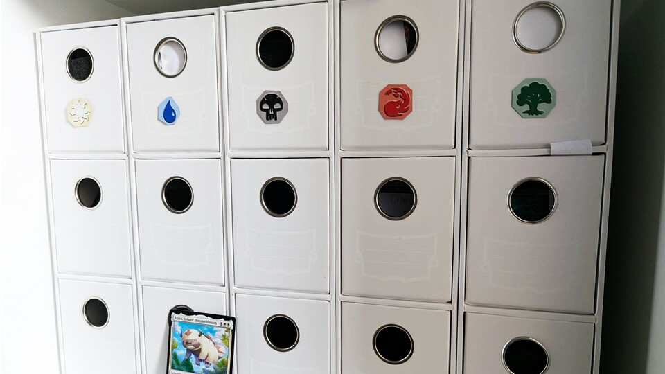 Ein bisschen Blasphemie sorgt für Übersicht: Ich habe die Mana-Symbole aus Standard-Ländern ausgeschnitten und auf die Boxen geklebt, um direkt zu sehen, wo welche Farbe drin ist.