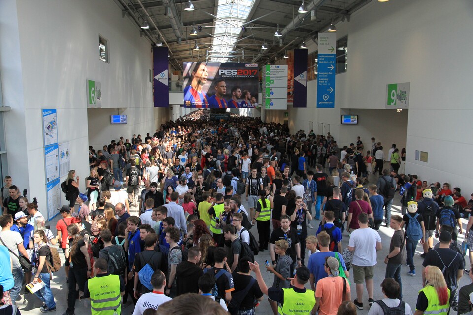 Bevor man in die Haupthallen der Gamescom kommt, muss man erst Sicherheitskontrollen passieren - plant diese Zeit ein!