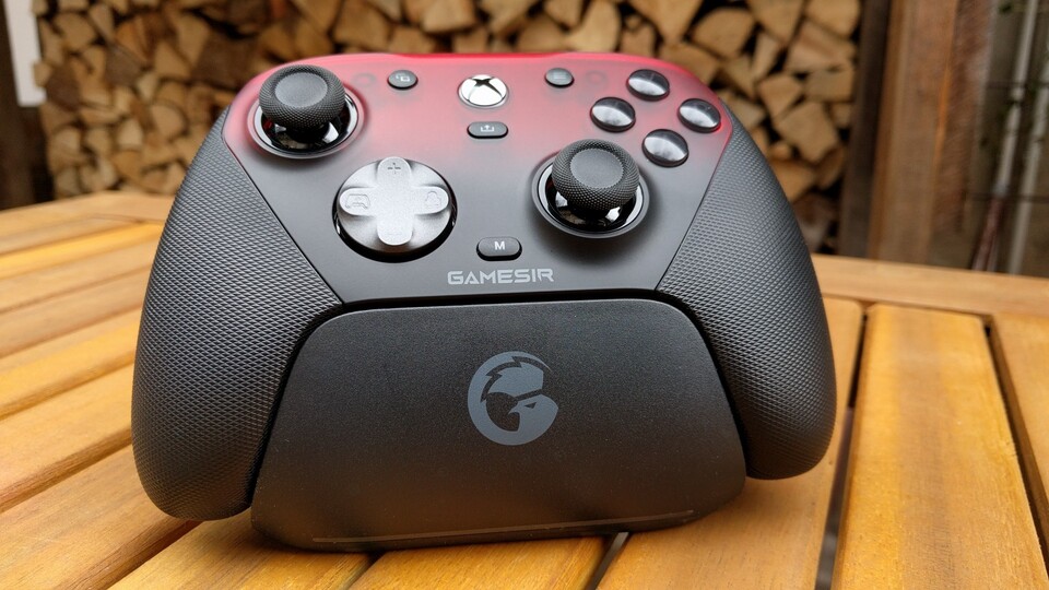 Ein Trend, der sich durchgesetzt hat: Auch der Gamesir G7 Pro wird mit einer magnetischen Ladeschale ausgeliefert. Bild von Nele Wobker, GameStar Tech.