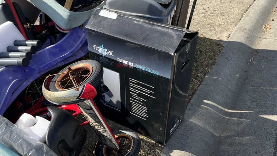 Einen kompletten PC findet man auch nicht alle Tage am Straßenrand. (Bild: ReddituPhysical-Amphibian46)