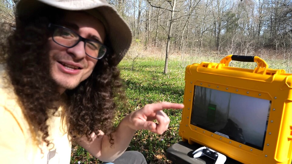 Auf seine tragbare Wald-PS5 kann der Youtuber Quiet Nerd ziemlich stolz sein! (Bildquelle: Quiet Nerd Youtube)